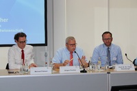 Bild zeigt BISp Mitarbeiter Michael Palmen, Direktor Jürgen Fischer und Prof. Dr. Dr. Claus Reinsberger (v.l.)