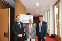Bild zeigt PD Dr. Werner Krutsch, BISp Direktor Jürgen Fischer und Prof. Dr. Dr. Claus Reinsberger (v.l.)